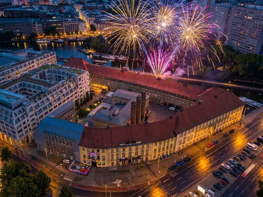 Luftaufnahme des Spreepalais an der Spree mit Feuerwerk