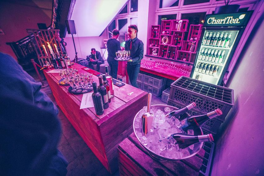 Bar mit Wein, Sekt und Getränken