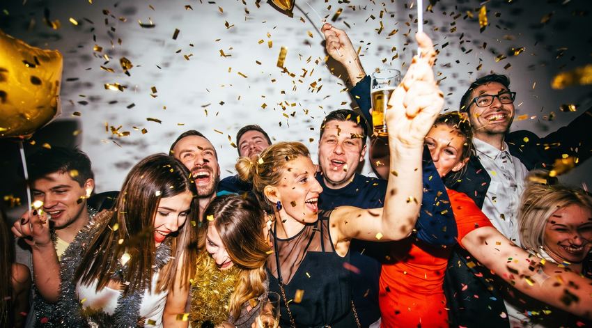 Ausgelassene Silvesterparty mit Goldkonfetti